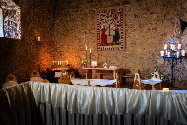 Blick in eine romatisches Trauzimmer ohne Personen